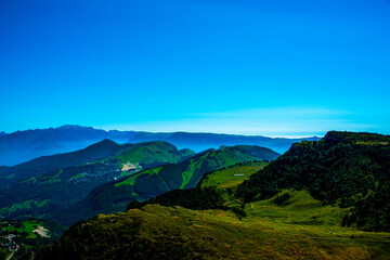 Obraz premium blue sky and green mountains