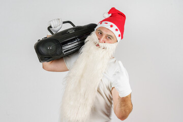 Obraz premium Santa Claus is listening to a tape recorder. Isolated background.