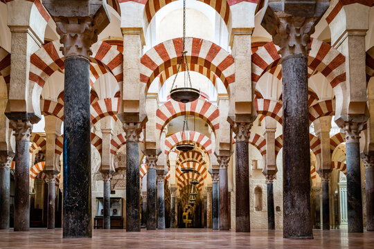 The red and white stone Arches of Mezquita de Cordoba (Great Mosque) (Cordoba Cathedral), Cordoba, Andalusia, Spain