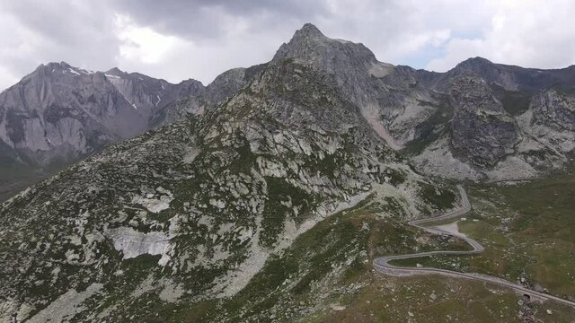 une route au milieu des montagnes sous un temps gris