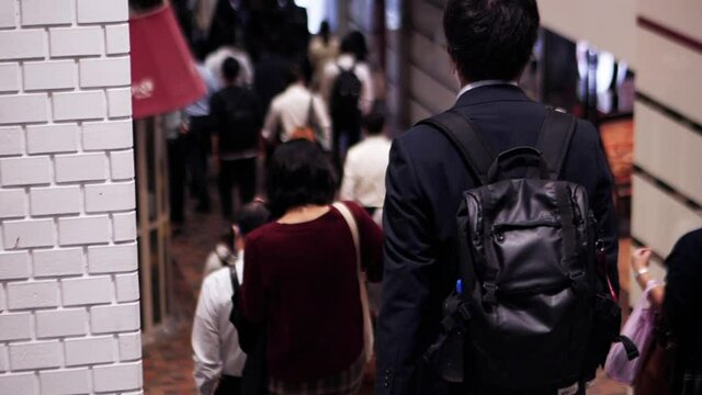 雨の日に出勤するビジネスマン