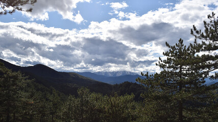 Obraz premium Landschaft mit dramaitschen Wolken, Hügel und Berge, Licht und Schatten im Schneebergland