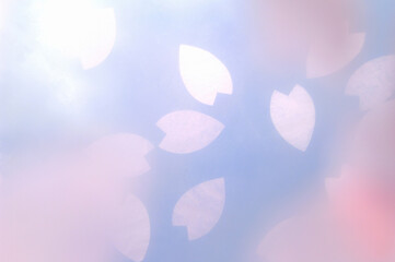 桜の形をした紙の花びらと青空