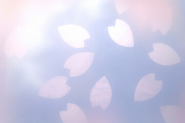 桜の形をした紙の花びらと青空