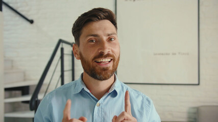 Obraz premium Close up face happy man dancing sings at home living room enjoy life funny dancer crazy cozy apartment positive slow motion