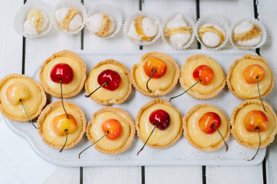 Litle tarts with cherries
