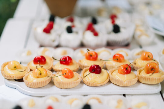 Litle tarts with cherries
