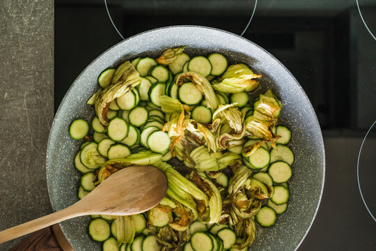 cooking zucchini in the pot