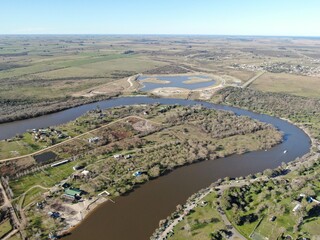 Foto aérea de un río que gira en forma de letra 