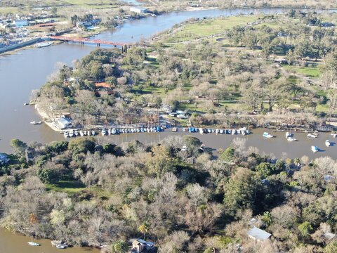 Foto desde un dron de los parques p&uacute;blicos de una ciudad que circula un r&iacute;o por el medio.