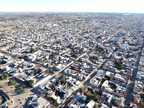 Foto a&eacute;rea de una ciudad de casas bajas, con manzanas  siguiendo un formato cuadrado (Sistema Espa&ntilde;ol).