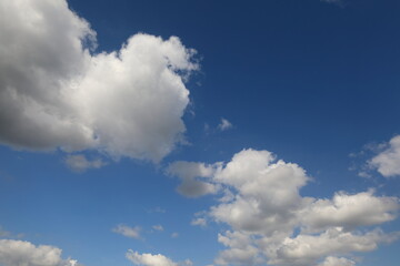 Fototapeta na wymiar 파란 하늘과 흰 구름이 보이는 아름다운 풍경