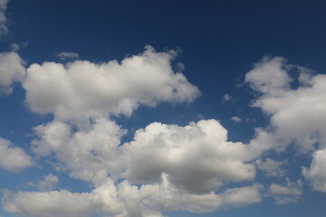 파란 하늘과 흰 구름이 보이는 아름다운 풍경