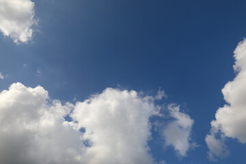 파란 하늘과 흰 구름이 보이는 아름다운 풍경