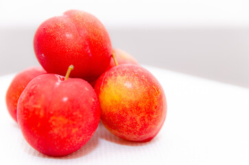 みずみずしいスモモ