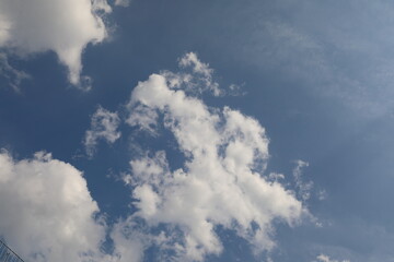 Fototapeta premium 파란 하늘과 흰 구름이 보이는 아름다운 풍경