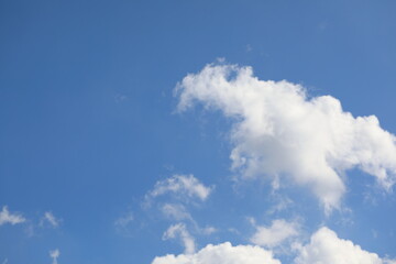 Naklejka na ściany i meble 파란 하늘과 흰 구름이 보이는 아름다운 풍경