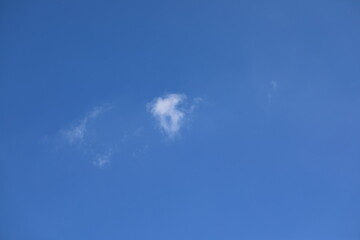 파란 하늘과 흰 구름이 보이는 아름다운 풍경