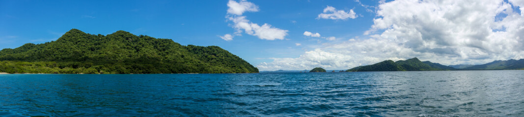 Naklejka premium view of the sea and mountains