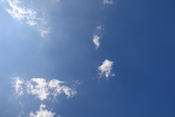 파란 하늘과 흰 구름이 보이는 아름다운 풍경