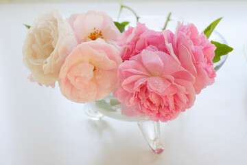 ガラスの花器に飾られた薔薇