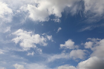 파란 하늘과 흰 구름이 보이는 아름다운 풍경