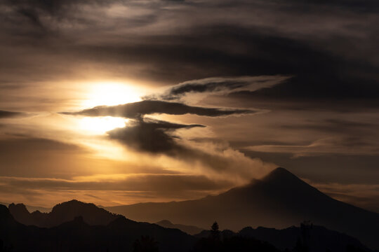 Amanecer sobre el volc&aacute;n Popocatepetl, fumarola y nubes.