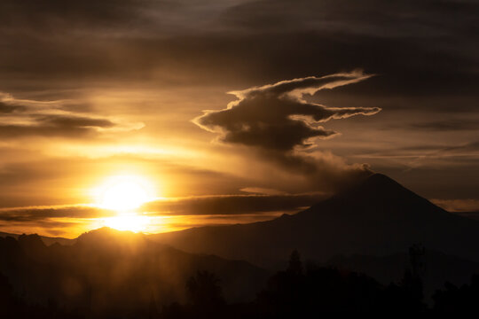 Amanecer sobre el volc&aacute;n Popocatepetl, fumarola y nubes.