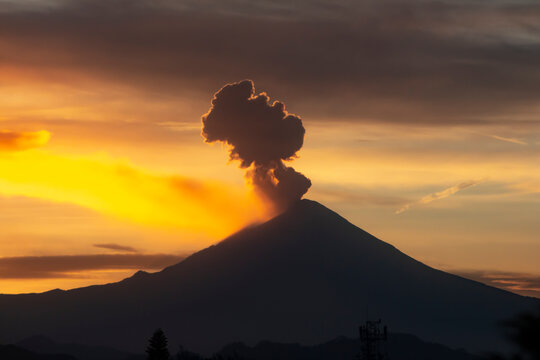 Amanecer sobre el volc&aacute;n Popocatepetl, fumarola y nubes.