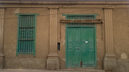 Pared Puerta Verde Ventana y Fachada
