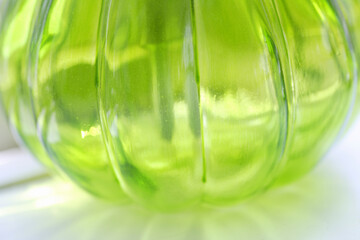 光が透るグリーンのガラス瓶