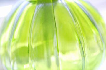 光が透るグリーンのガラス瓶