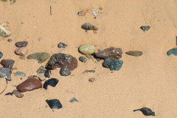 바닷가의 모래와 자갈이 보이는 아름다운 풍경