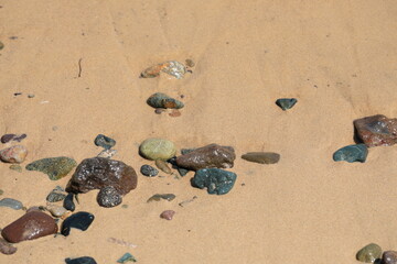 바닷가의 모래와 자갈이 보이는 아름다운 풍경