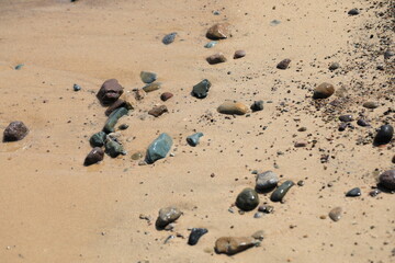 바닷가의 모래와 자갈이 보이는 아름다운 풍경