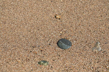 바닷가의 모래와 자갈이 보이는 아름다운 풍경