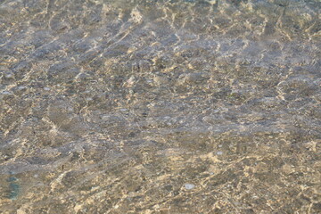 바닷가의 모래와 자갈이 보이는 아름다운 풍경