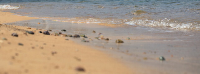 바닷가의 모래와 자갈이 보이는 아름다운 풍경