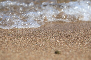 Fototapeta na wymiar 바닷가의 모래와 자갈이 보이는 아름다운 풍경