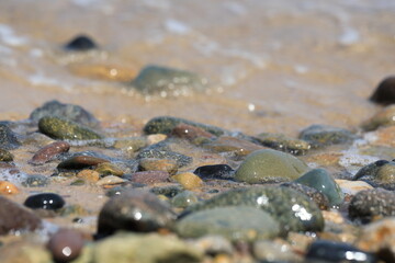 바닷가의 모래와 자갈이 보이는 아름다운 풍경