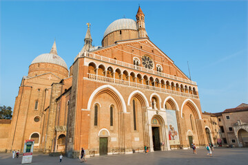 Fototapeta na wymiar PADUA, ITALY - SEPTEMBER 8, 2014: Basilica del Santo or Basilica of Saint Anthony of Padova in evening.