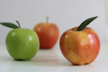 Manzanas rojas y verdes