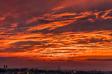 Obraz premium 空を覆う雲に照らし出される赤い夕焼け
