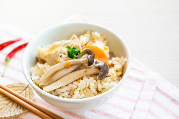茶碗によそったきのこご飯