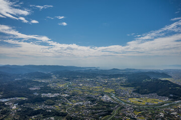 百合山上空から貴志川や和歌山湾が見える風景を空撮。和歌山県紀の川市