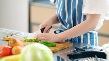 野菜を切る女性　キッチン　料理