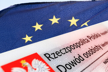 Flagge der Europäischen Union und polnischer Personalausweis