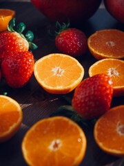 Fototapeta na wymiar 신선한 유기농 과일 딸기, 귤, 석류