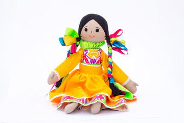 Muñeca de trapo tradicional con vestido amarillo