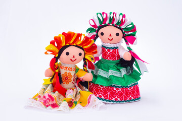 Dos muñecas de trapo tradicionales con listones y vestidos bordado